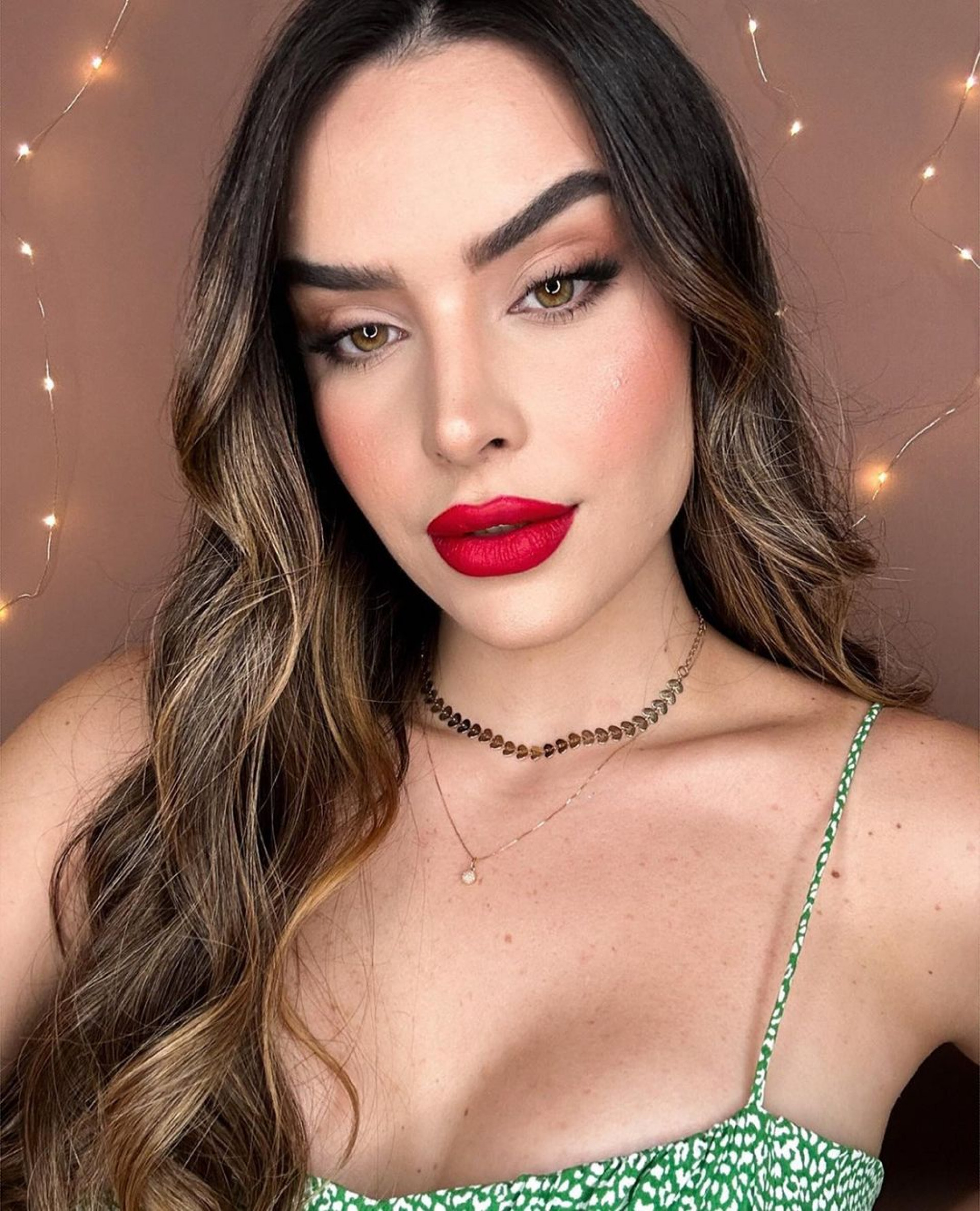 Maquiadora e influenciadora digital Karol Resende lista erros comuns na hora de fazer automaquiagem - Reprodução Internet