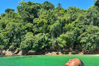Carol Peixinho posa no sol em passeio de barco com Thiaguinho