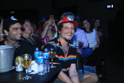 Chico Chico, filho de Cássia Eller, faz rara aparição no show de Ana Carolina