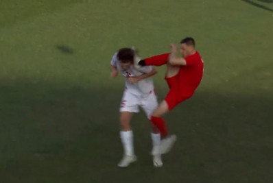 Jogador acerta solada em adversário com apenas cinco segundos de partida e é expulso; confira