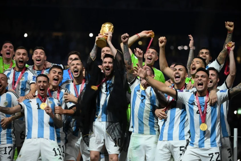 Seleção argentina levantando o troféu de campeão da Copa do Mundo do Catar