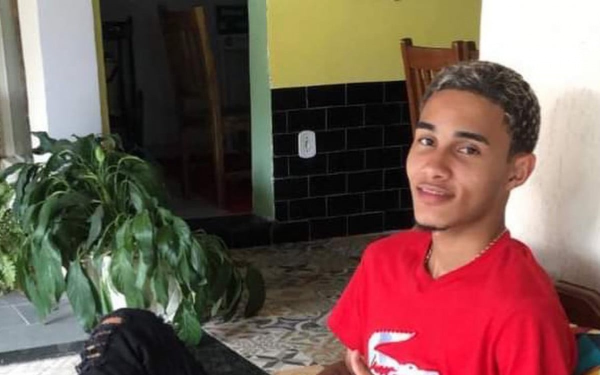 Na foto, a vítima de bala perdida Alex Souza Araújo dos Santos