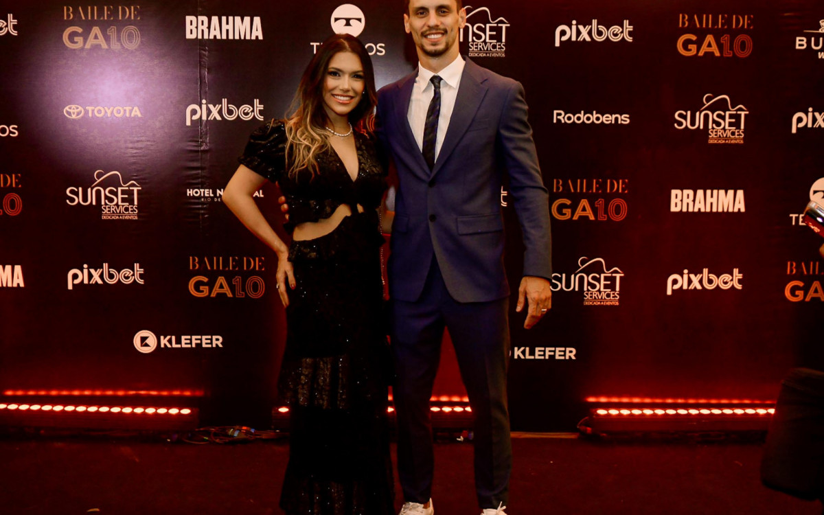 Rodrigo Caio e a mulher, Tayane Carvalho