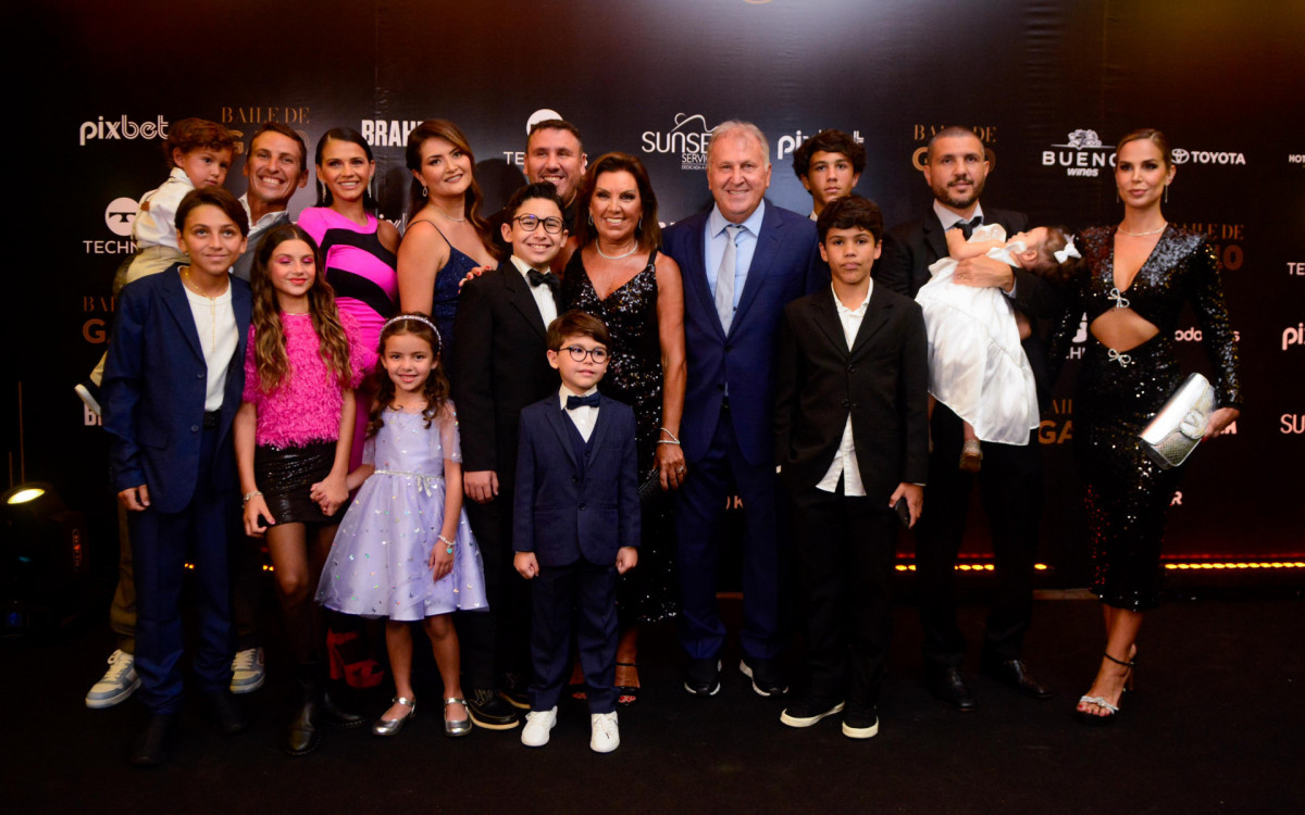 Zico e a esposa, Sandra Carvalho de S&aacute;, posam com os filhos e netos no 'Baile do Galo'
