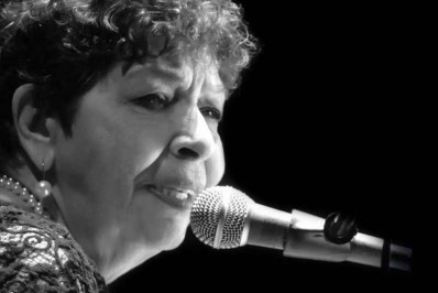 Amigos e familiares se despedem de Sueli Costa no Cemitério São João Batista