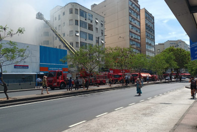 Incêndio atinge depósito de loja de eletrodomésticos na Tijuca