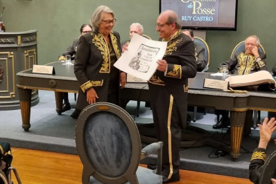 Ruy Castro toma posse como novo membro da Academia Brasileira de Letras
