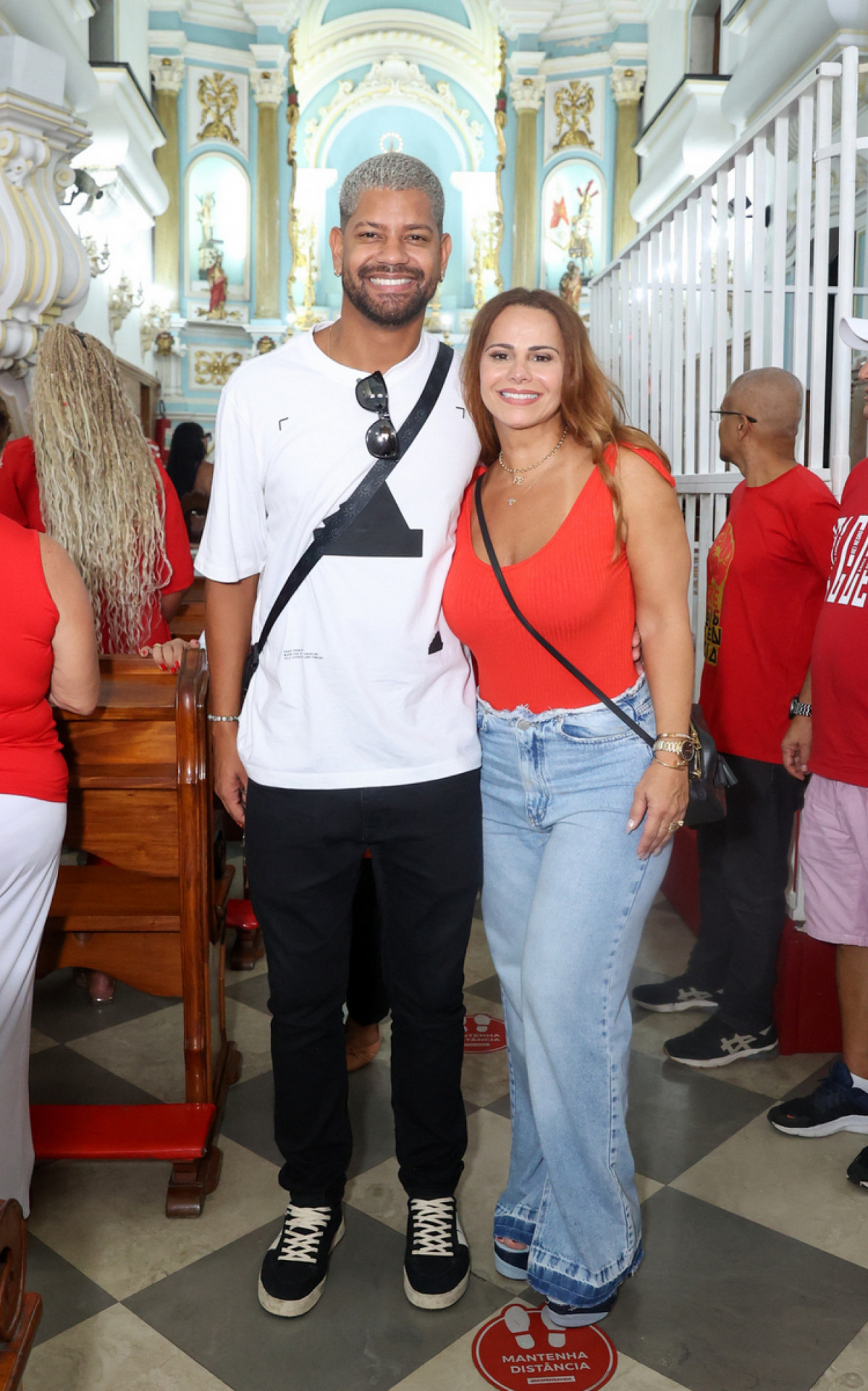 Viviane Ara&uacute;jo e o marido, Guilherme Milit&atilde;o, na missa de a&ccedil;&atilde;o de gra&ccedil;as do Salgueiro