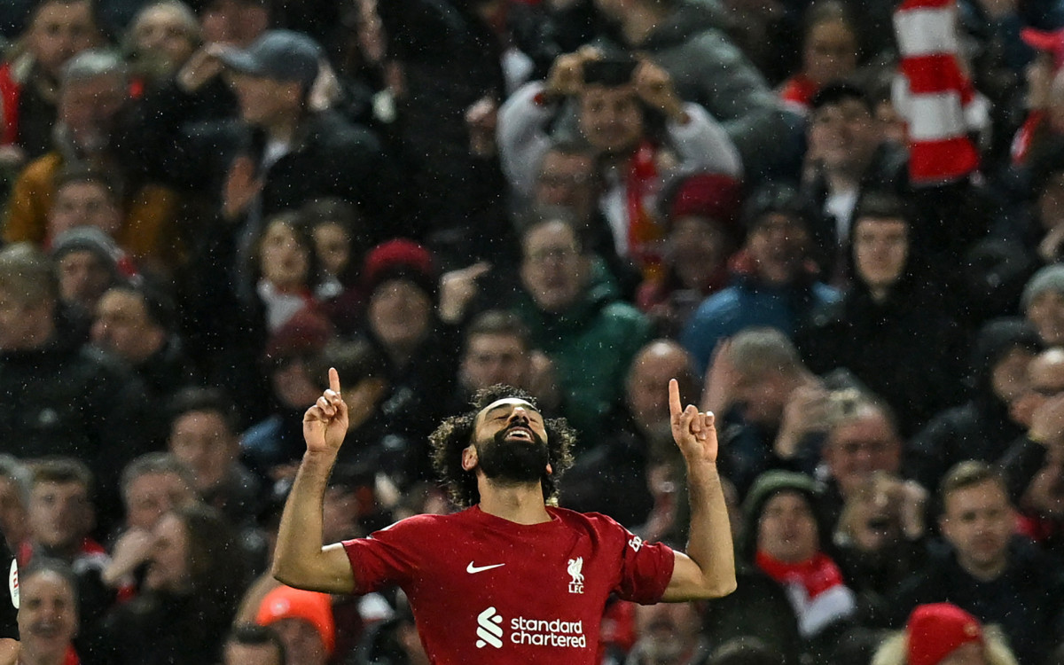 Salah comemorando o gol que o tornou o maior artilheiro do Liverpool na era Premier League