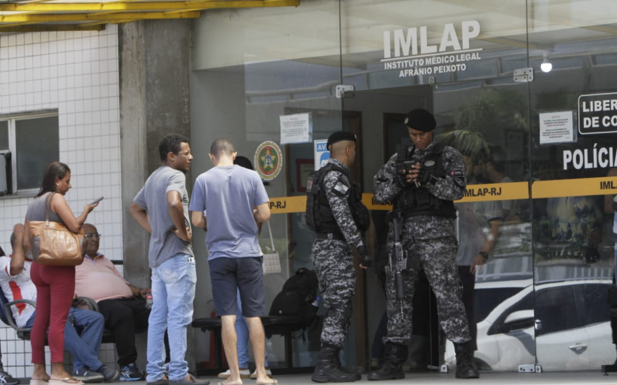 Familiares e colegas de farda comparecem ao IML para reconhecimento do corpo de PM atropelado na ponte Rio-Niter&oacute;i