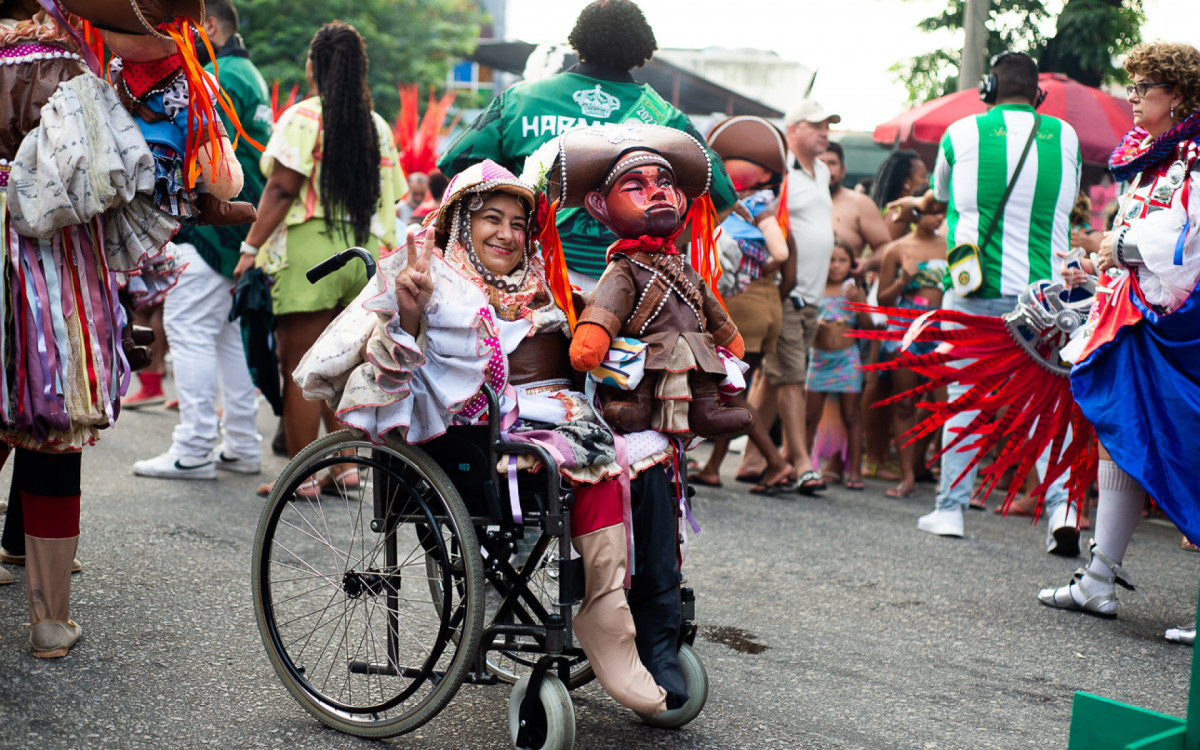 Componentes da Imperatriz Leopoldinense desfilaram em Ramos com os figurinos usados na Sapucaí - Thaís Brum