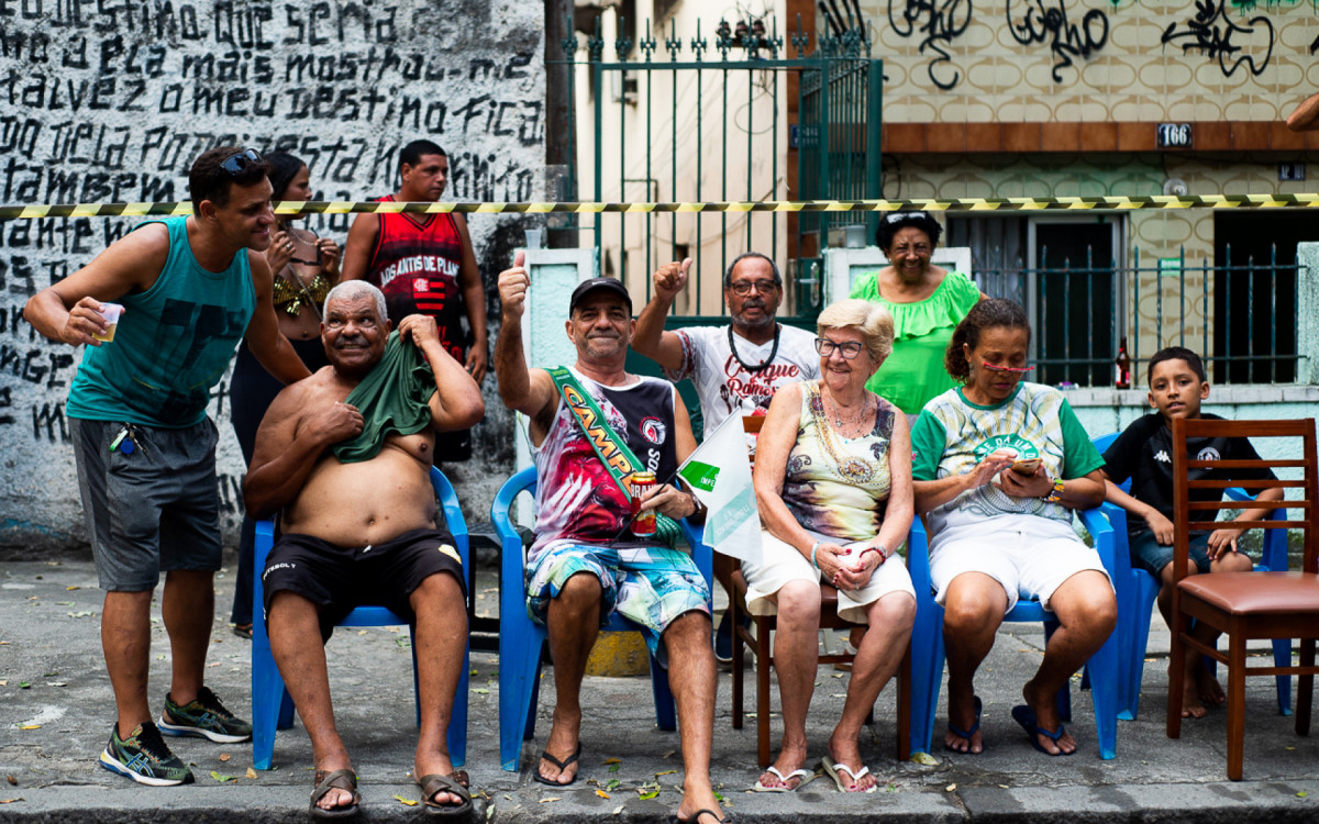 Moradores de Ramos prestigiaram o desfile da Imperatriz Leopoldinense pelo bairro, neste sábado - Thaís Brum