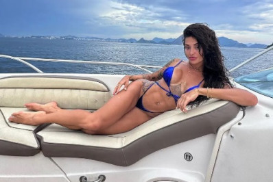 Aline Campos surge belíssima em passeio de barco com amigas no Rio
