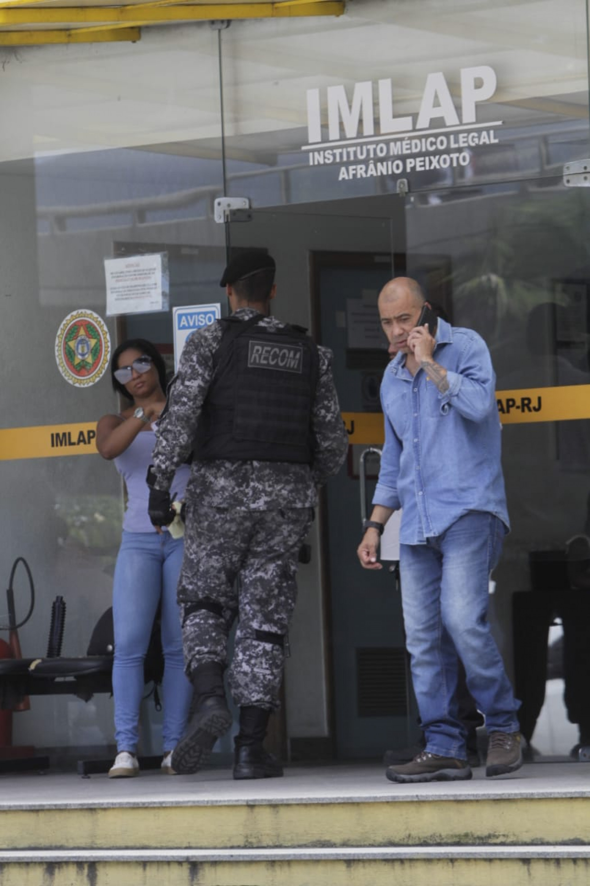 Familiares e colegas de farda comparecem ao IML para reconhecimento do corpo de PM atropelado na ponte Rio-Niter&oacute;i