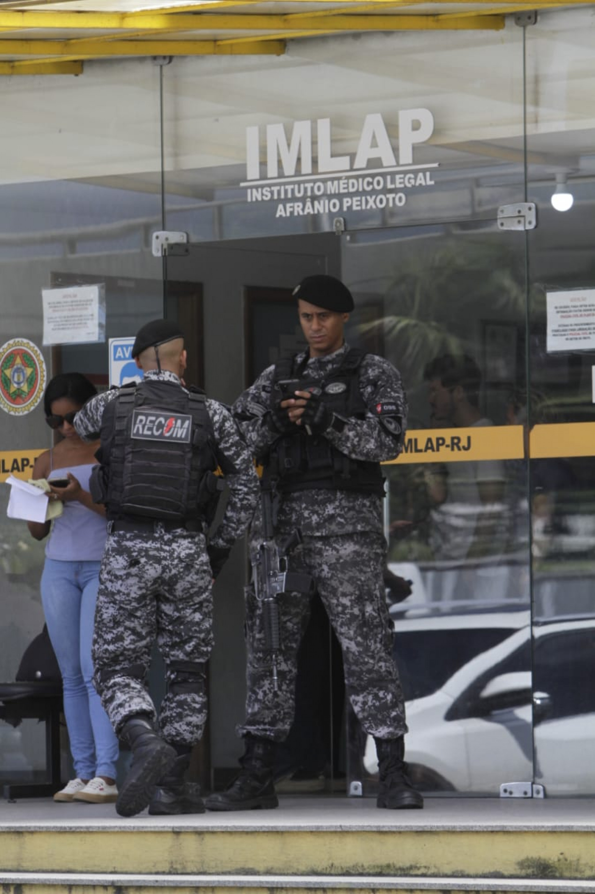 Familiares e colegas de farda comparecem ao IML para reconhecimento do corpo de PM atropelado na ponte Rio-Niter&oacute;i