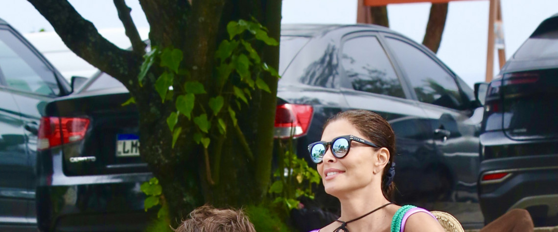 Juliana Paes curte domingo de praia com o marido, filhos e amigos