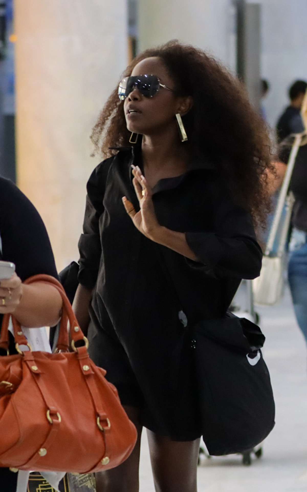 Clara Moneke desembarca em aeroporto do Rio