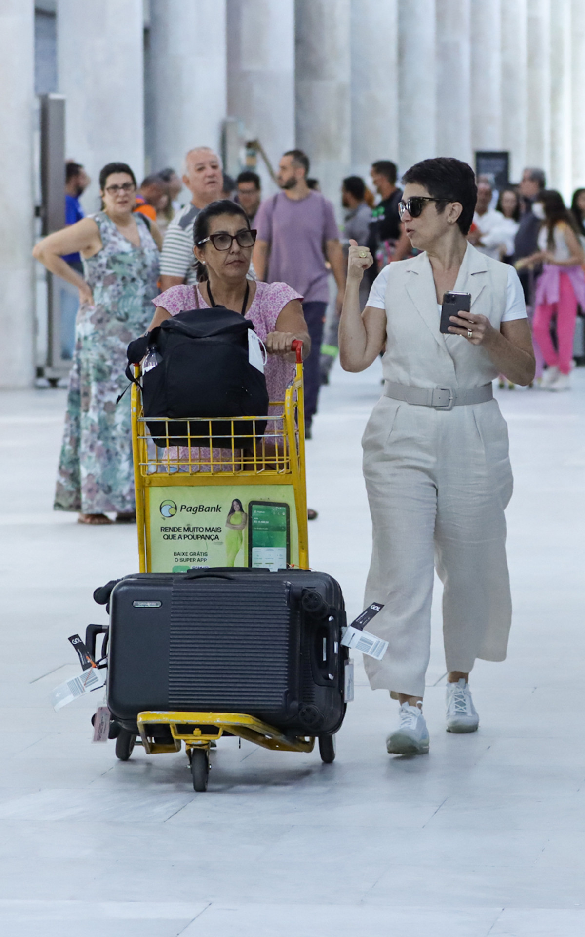 Sandra Annemberg desembarca em aeroporto do Rio