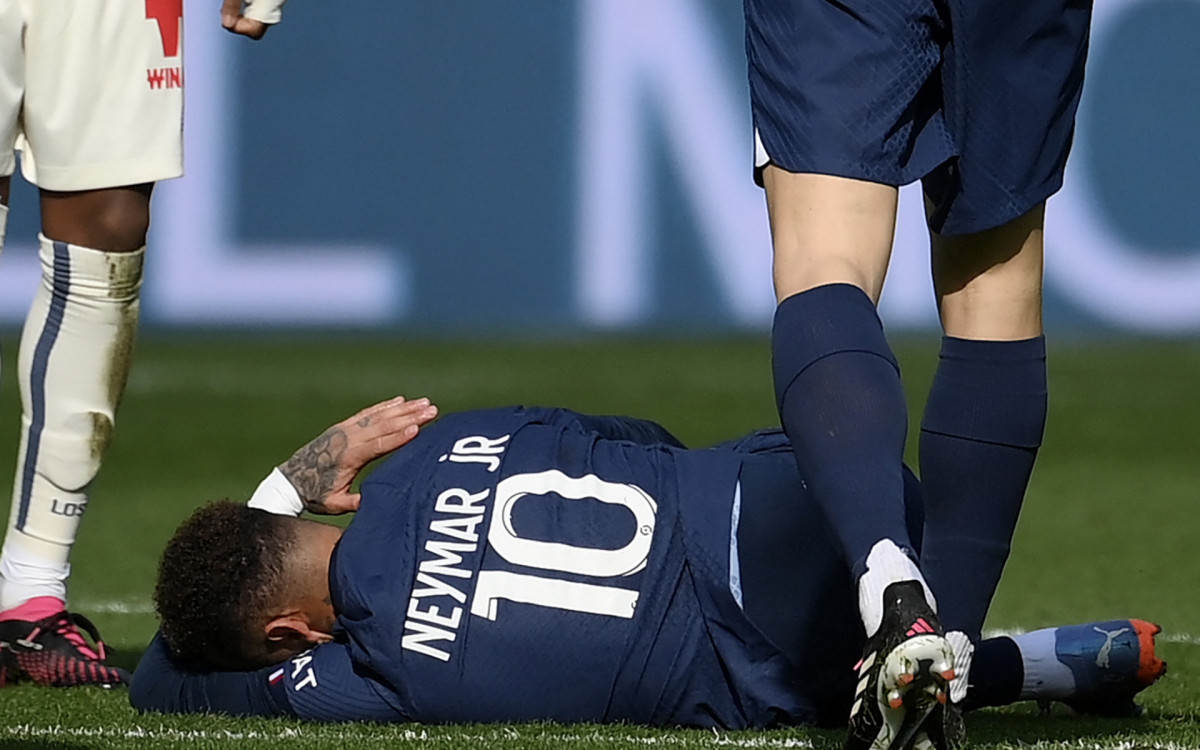 Neymar sentindo dores no tornozelo na partida contra o Lille