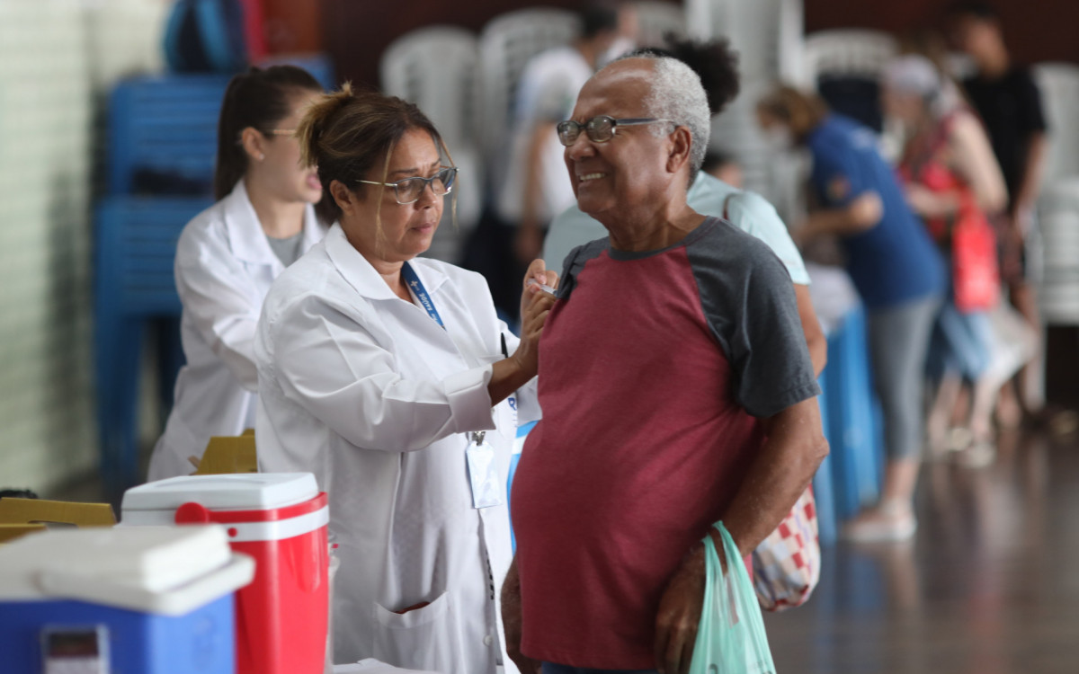 Vacinação de idosos no Tijuca Tênis Club com a vacina bivalente da Covid-19. 