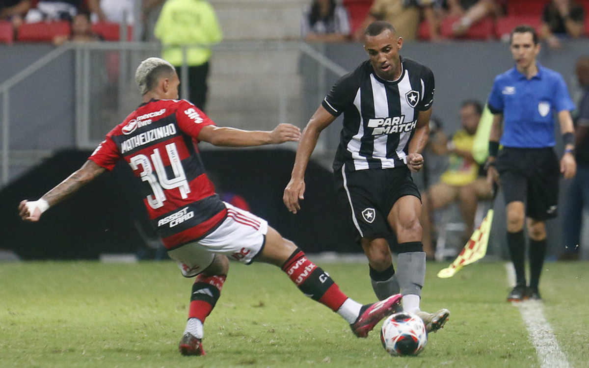 Mar&ccedil;al, do Botafogo, em a&ccedil;&atilde;o no cl&aacute;ssico contra o Flamengo