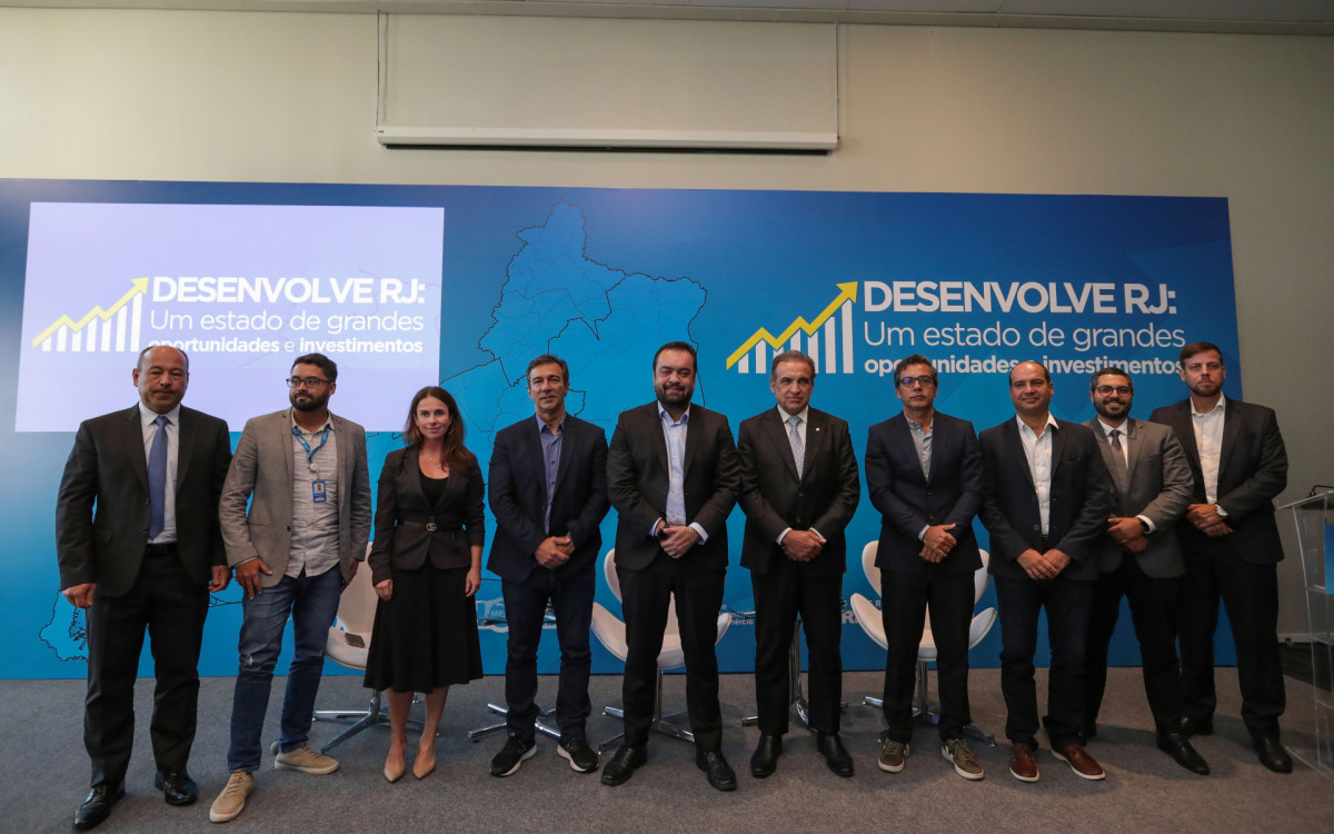 Debatedores se juntaram ao governador Cl&aacute;udio Castro para um registro no encerramento do 'Desenvolve RJ'