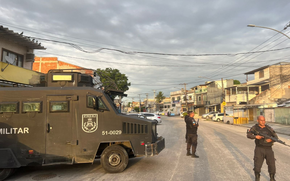 Policiais atuam no interior da comunidade Vila Kennedy
