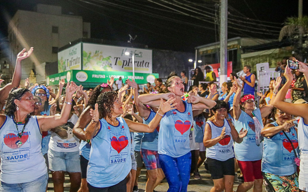 A Avenida Mirandela, no Centro, foi tomada pela alegria de mais de 100 idosas