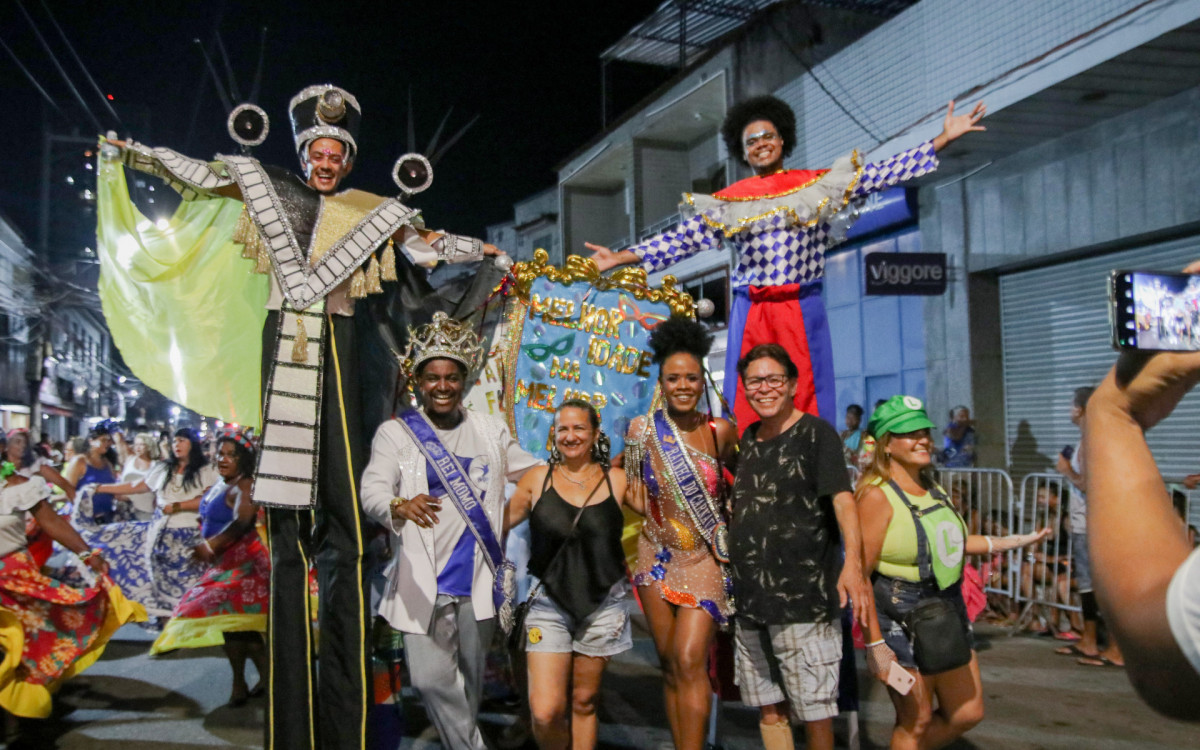 A folia contou com homens com perna de pau, charanga do flamengo tocando as marchinhas mais conhecidas do carnaval, rei momo e rainha do carnaval, porta-estandarte e muito mais