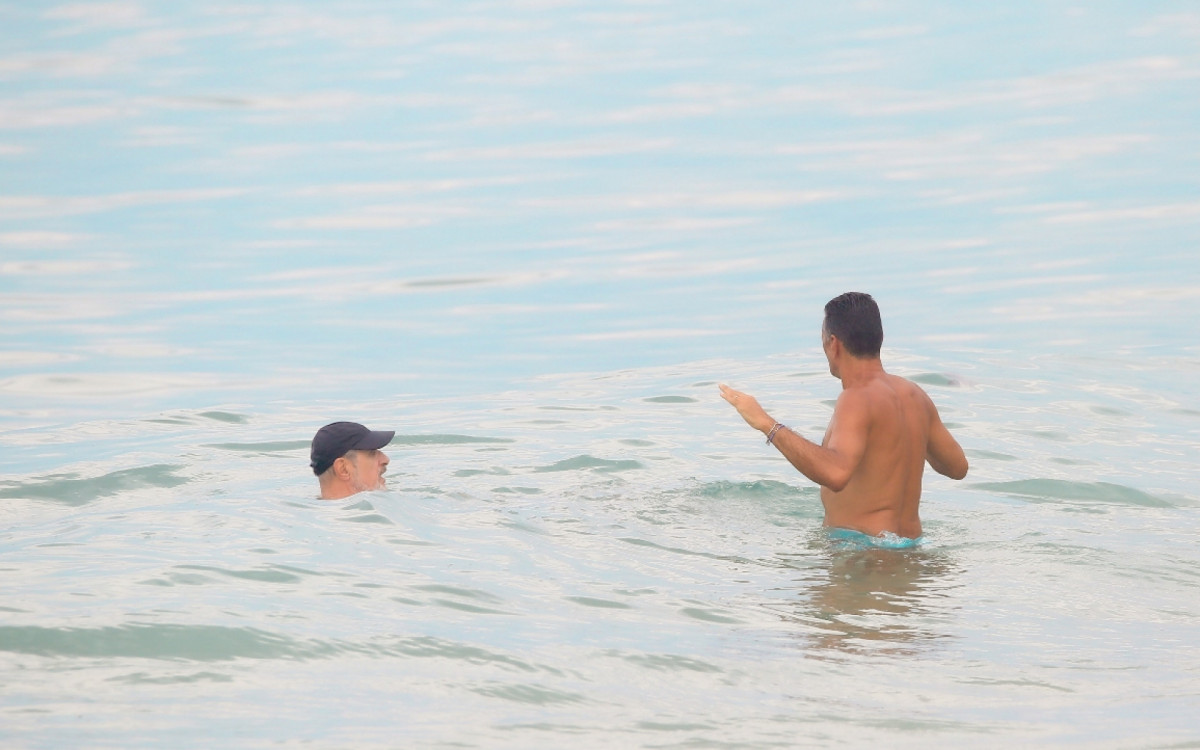 Marcos Caruso aproveita manh&atilde; de sol no Rio para curtir a Praia de Ipanema, na Zona Sul da cidade, acompanhado pelo namorado, Marcos Paiva