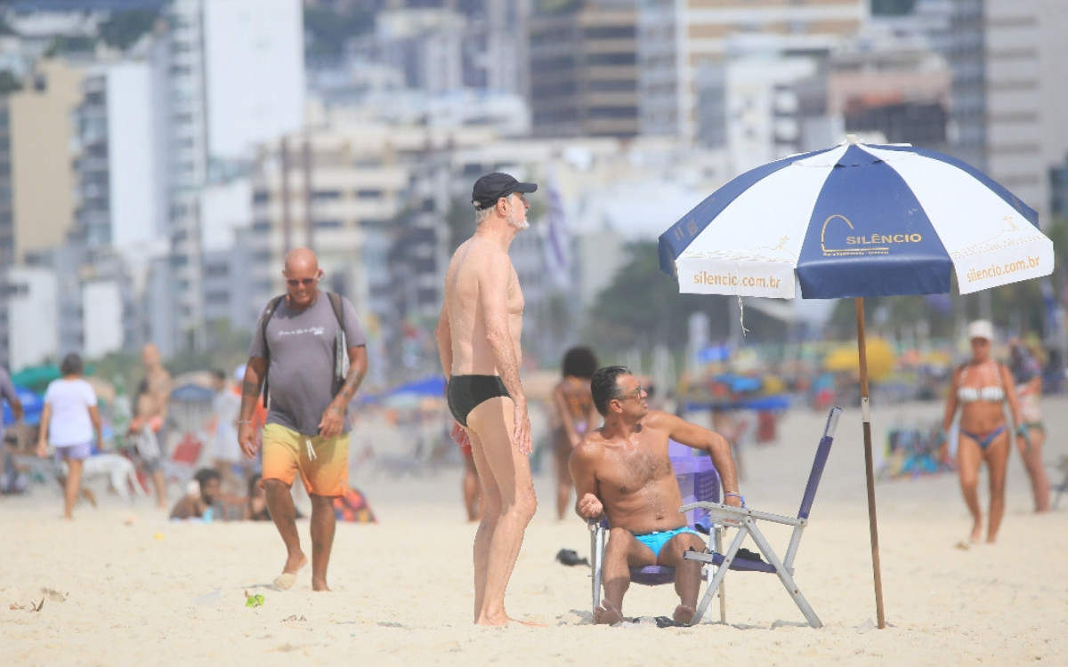 Marcos Caruso aproveita manh&atilde; de sol no Rio para curtir a Praia de Ipanema, na Zona Sul da cidade, acompanhado pelo namorado, Marcos Paiva