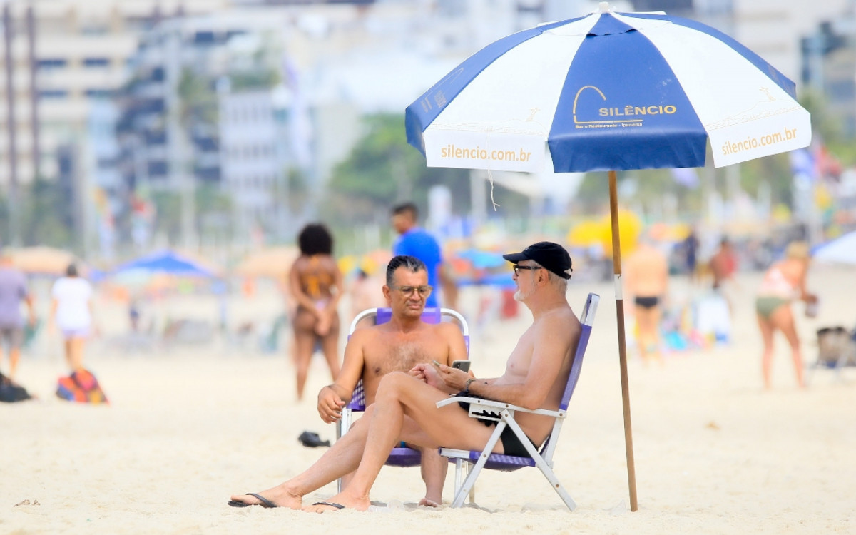 Marcos Caruso aproveita manh&atilde; de sol no Rio para curtir a Praia de Ipanema, na Zona Sul da cidade, acompanhado pelo namorado, Marcos Paiva