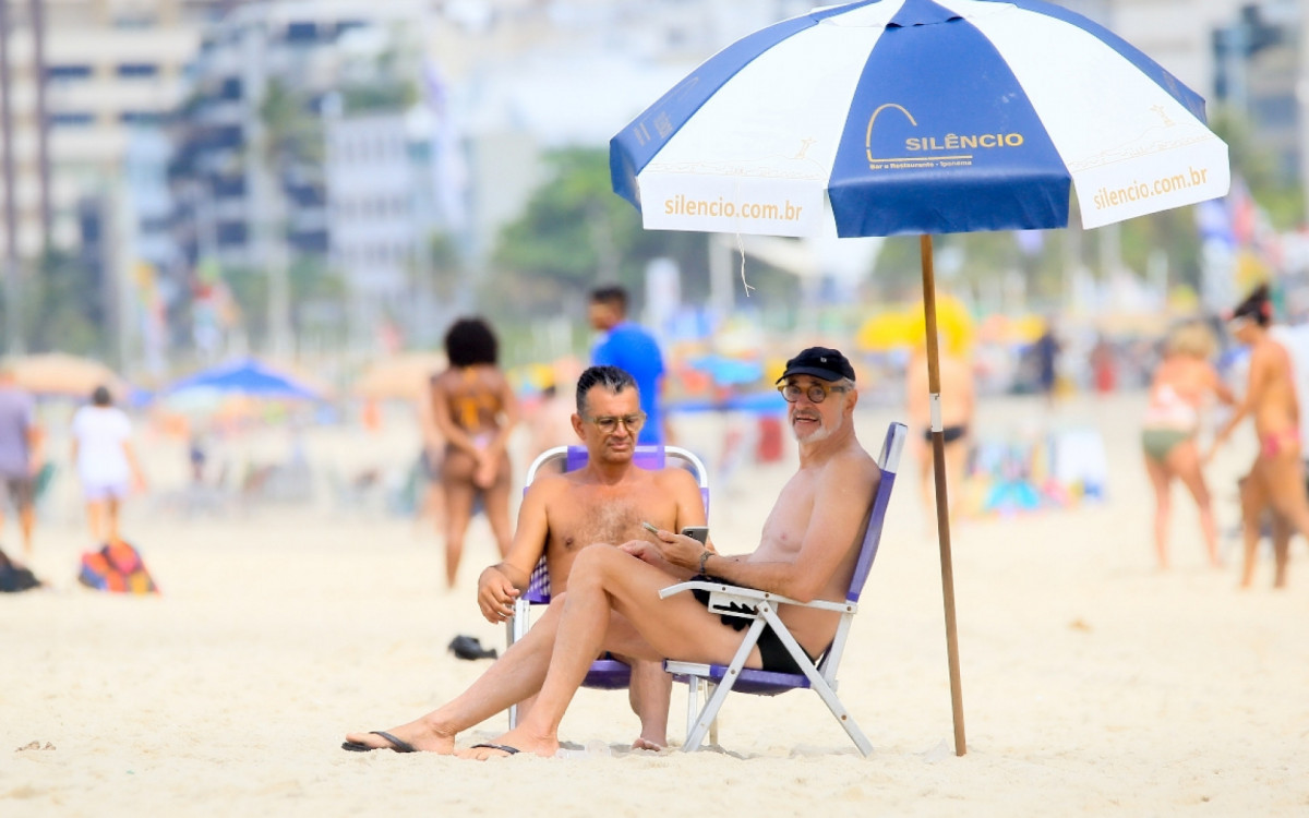 Marcos Caruso aproveita manh&atilde; de sol no Rio para curtir a Praia de Ipanema, na Zona Sul da cidade, acompanhado pelo namorado, Marcos Paiva