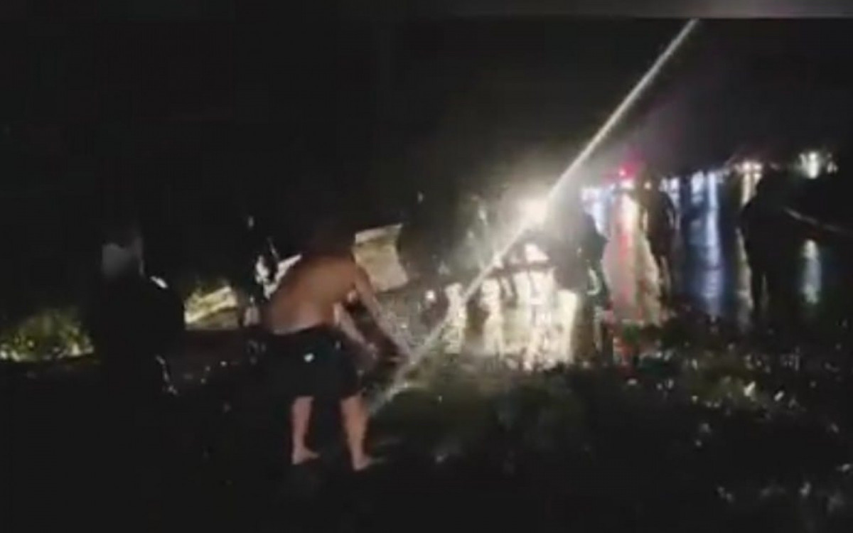 Queda de &aacute;rvores na BR 101 sentido Paraty