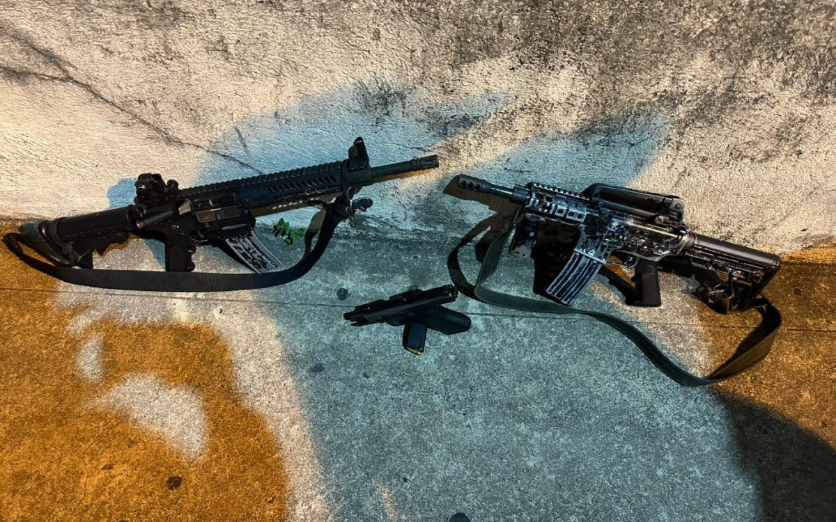 At&eacute; o momento, dois fuzis, duas pistolas e dois r&aacute;dio comunicadores foram apreendidos na a&ccedil;&atilde;o