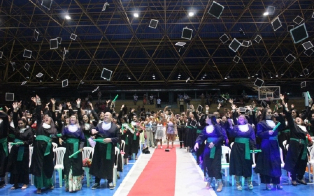 Formatura de alunos do curso t&eacute;cnico em enfermagem da Fundec, em Caxias