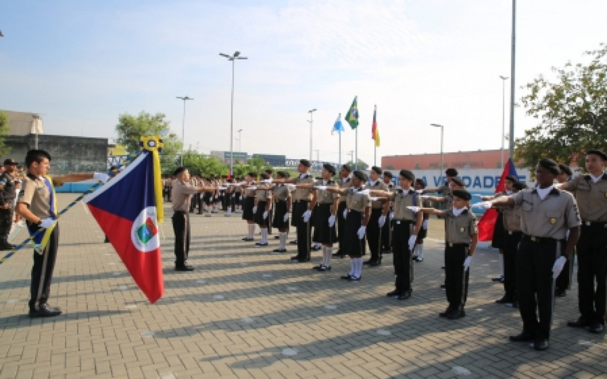 Solenidade no III Col&eacute;gio da Pol&iacute;cia Militar de Duque de Caxias