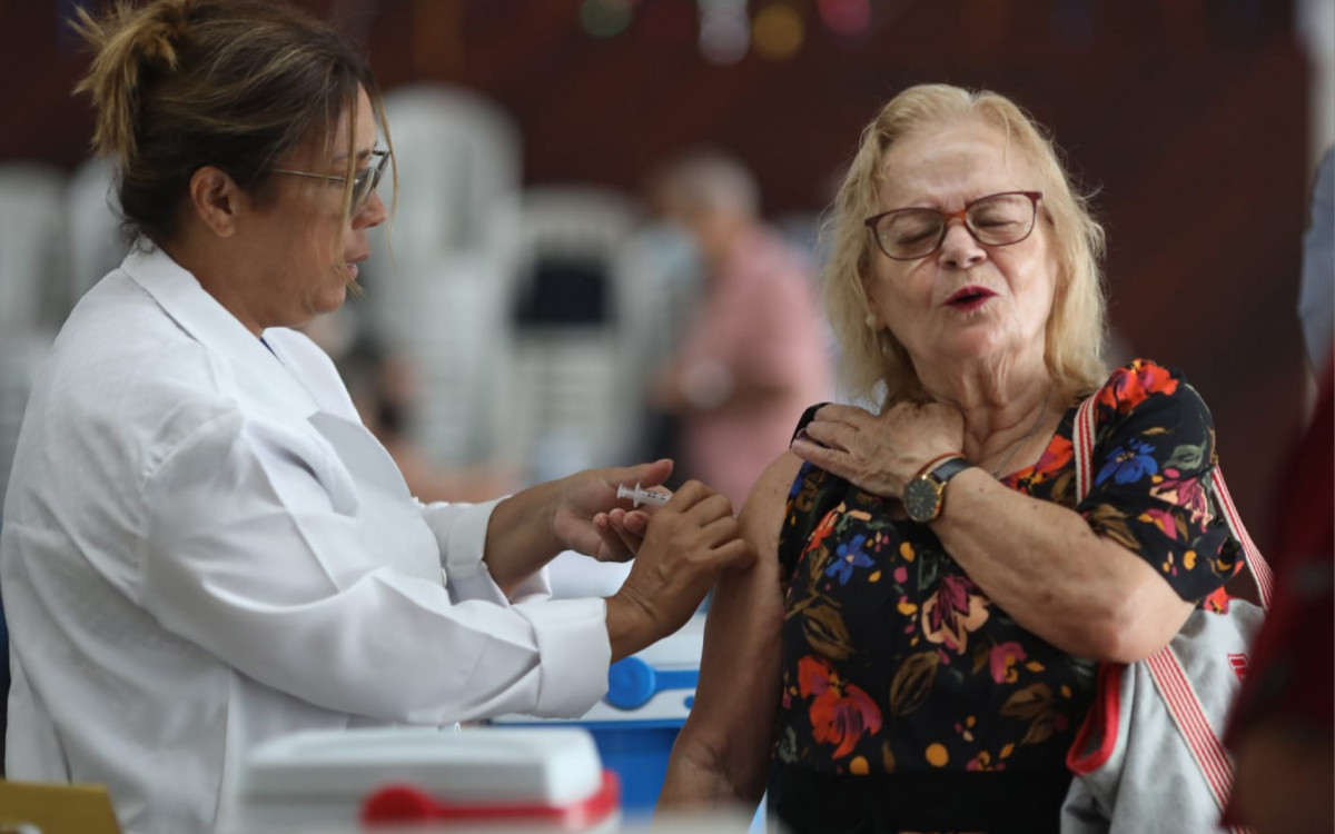 Idosos vão até ponto de vacinação reaberto na Tijuca para receber vacina bivalente da Pfizer em nova fase da campanha de imunização