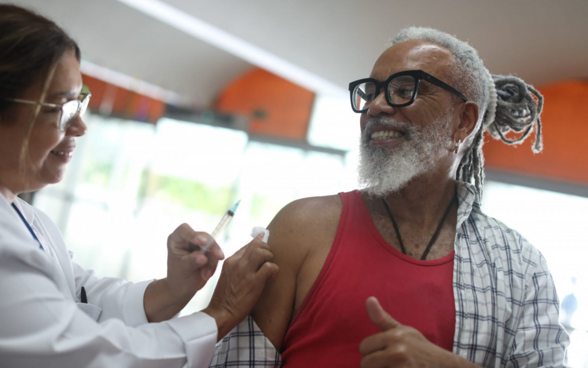 Wellington Pereira, de 68 anos, foi até o posto garantir sua vacina logo nas primeiras horas da manhã
