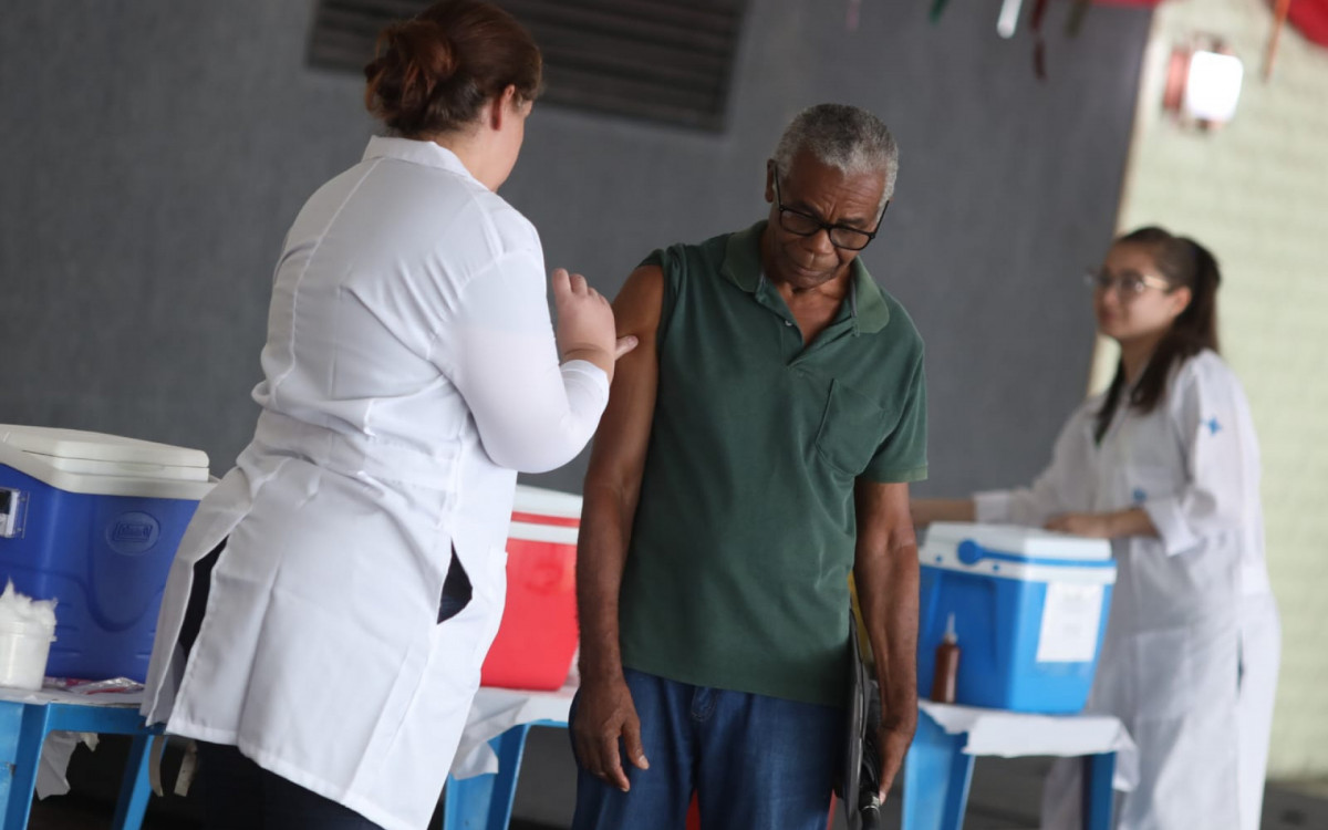 Idosos vão até ponto de vacinação reaberto na Tijuca para receber vacina bivalente da Pfizer em nova fase da campanha de imunização