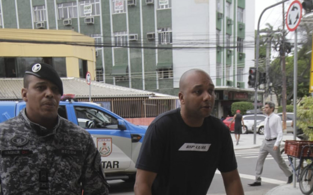 Policial do Recom chegou à 17ª DP (São Cristóvão) com perna engessada e usando muletas