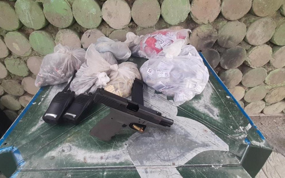 Policiais apreenderam duas pistolas, um fuzil, radiotransmissores e farta quantidade de droga durante a a&ccedil;&atilde;o no Juramento