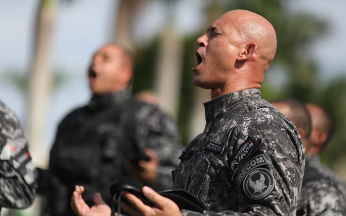 Amigos de farda se despedem do cabo da PM Artur Virgilio Ellena Guarana Guia - Pedro Ivo / Agência O Dia