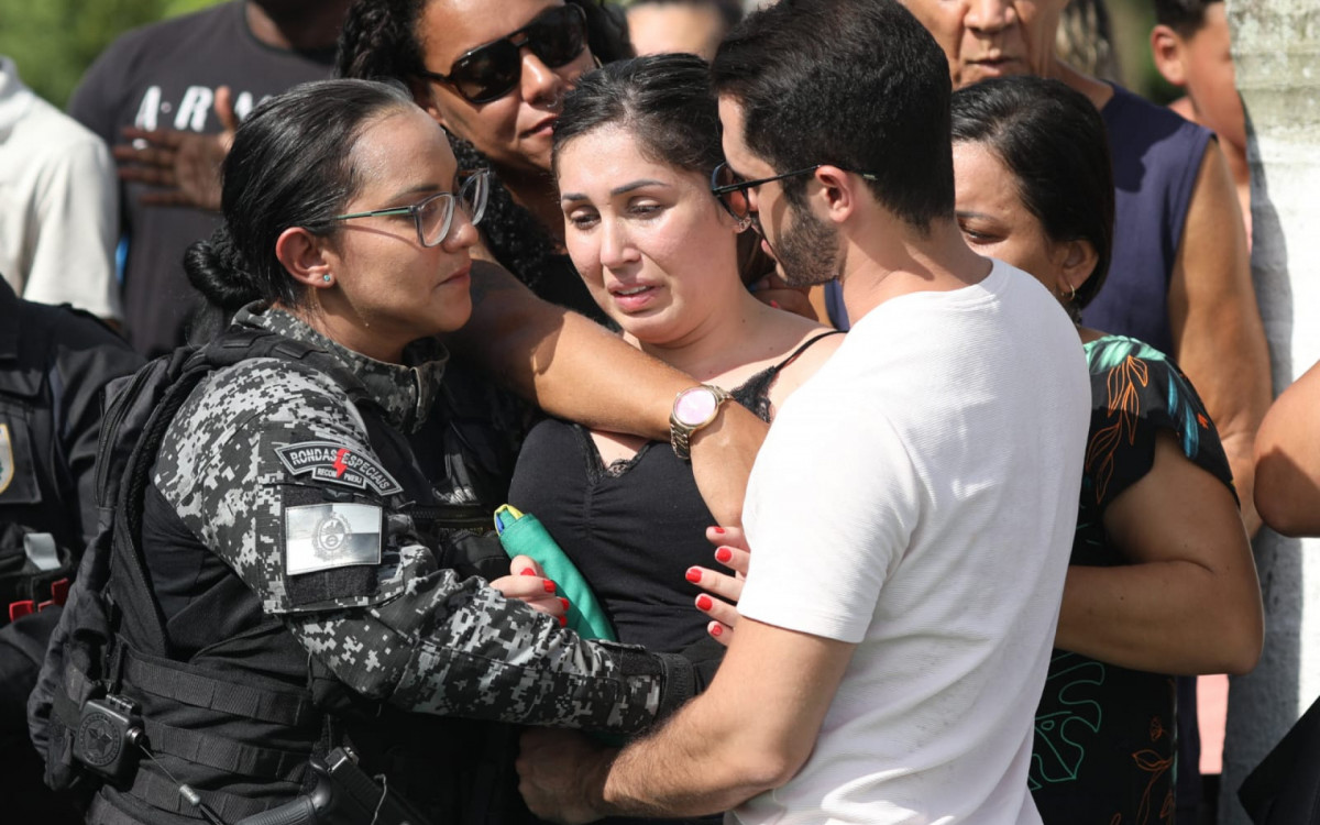 Mariana, mulher de Artur Virgilio Ellena Guarana Guia, no enterro do cabo da PM - Pedro Ivo / Agência O Dia