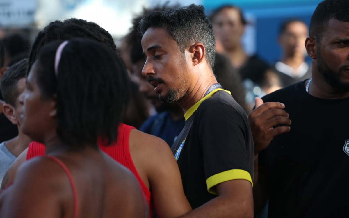 Robson dos Santos recebe apoio de amigos no enterro do filho Alex Souza Araújo dos Santos - Cleber Mendes / Agência O Dia