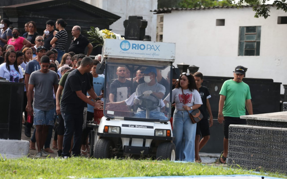 Amigos e parentes acompanham o caixÃ£o de Alex Souza AraÃºjo dos Santos, que morreu apÃ³s ser baleado na comunidade Kelson's - Cleber Mendes / AgÃªncia O Dia