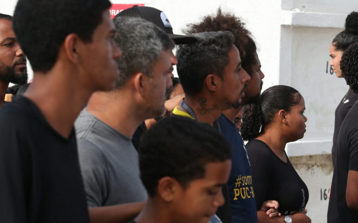 Amigos e parentes no enterro de Alex Souza Araújo dos Santos, que morreu após ser baleado na comunidade Kelson's - Cleber Mendes / Agência O Dia