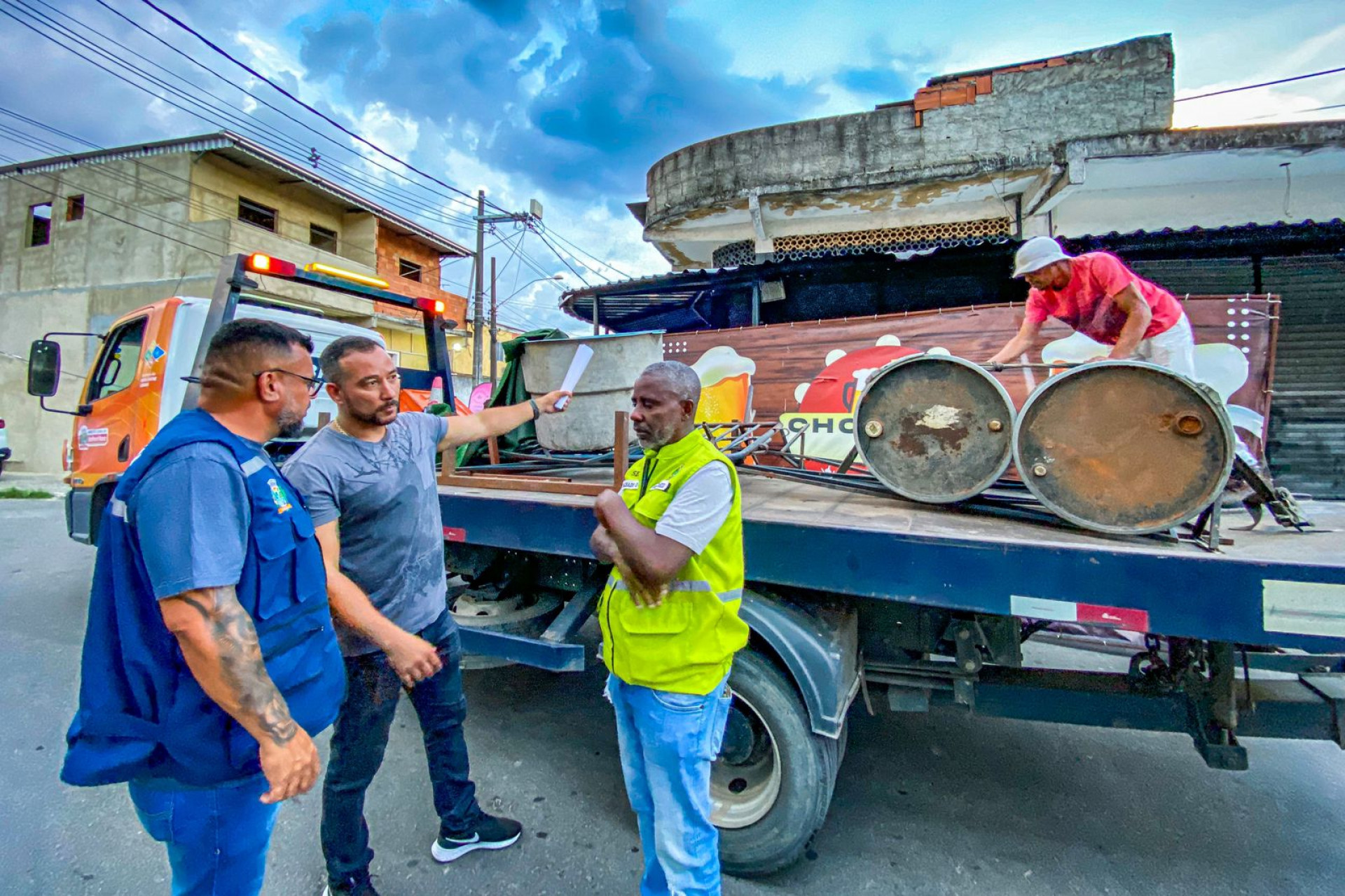 Secret&aacute;rio Luciano Arigone (centro) e secret&aacute;rio Marcelo Machado (D) na Opera&ccedil;&atilde;o Sossego - Rafael Barreto / PMBR