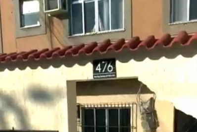 Motorista derruba muro de prédio ao tentar fugir de assalto em Duque de Caxias