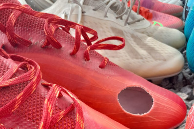 'Aqui é na raça': com o dedão inchado, jogador corta parte da chuteira para suportar a dor em campo